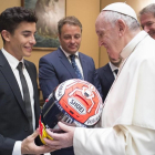 Marc Márquez le entrega uno de sus cascos al Papa Francisco en presencia de Emilio Alzamora-VATICAN MEDIA