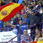 Un aficionado del Quesos enarbola la bandera de España durante el partido.-ICAL
