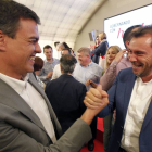 El secretario general del PSOE, Pedro Sánchez, saluda al alcalde de Valladolid, Óscar Puente.-ICAL