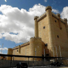 Vista exterior del castillo de Fuensaldaña, con la torre del homenaje en primer plano.-E.M