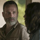 El actor Andrew Lincoln, junto a la actriz Lauren Cohan, en una escena de su último espisodio en la serie The walking dead.-EL PERIÓDICO