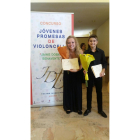 Cecilia Hutnik y Jorge Garrote posan con sus diplomas.-EL MUNDO