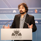 El procurador de IU, José Sarrión, presenta una propuesta para la resolución de los empates en las iniciativas parlamentarias.-ICAL
