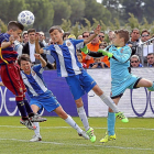Un jugador del Barcelona cabecea en la final del pasado año frente al Espanyol.-MONTSE ÁLVAREZ