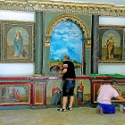 El retablo de la iglesia San Juan Bautista colocandolo en la Ermita de la Soledad .-E.M.