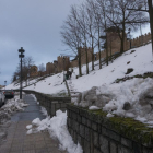 La ciudad de Ávila va recuperando la normalidad tras la intensa nevada que cayó hace cinco días-RICARDO ORDÓÑEZ / ICAL