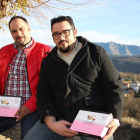 Los hermanos Marcos y Daniel López sentados frente a su obrador de pastelería con el paisaje de la sierra de Gredos a su espalda.-