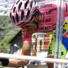 Alberto Contador, en el control de firmas.-Foto: AFP / LUK BENIES
