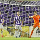 El portero Kepa pide explicaciones sobre el gol encajado junto a Villar, que sostiene el balón, y Chica.-J. M. Lostau