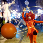 Prestidigitadores recorren las calles durante un desfile nocturno en una pasada edición del carnaval.-EL MUNDO