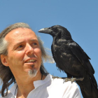 Los animales forman parte del entorno del balneario. Antonio Acha, junto a su cuervo Choco, en la localidad sayaguesa y zamorana de Almeida, donde se encuentra su balneario La Dama Verde.-ARGI