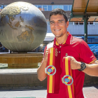 Miguel Cuadrado posa con sus cinturones de campeón nacional junto a la bola del mundo de Plaza España.-PABLO REQUEJO