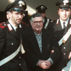 Totó Riina, escoltado por la policía, en una imagen de 1996.-/ GIANNI SCHICCHI (AP)