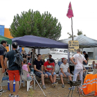 Varios trabajadores de Vestas, en el campamento frente a la planta.-ICAL