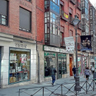 Banderolas en la calle Angustias que anuncian la exposición.-J. M. LOSTAU