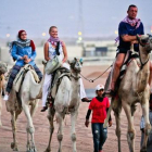 Turistas pasean en camellos en la ciudad egipcia de Sharm el Sheij.-AFP