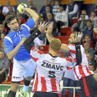 Rubén Río arma el brazo en un lanzamiento en suspensión desde nueve metros ante la oposición de dos jugadores del Puerto Sagunto.-PHOTO-DEPORTE