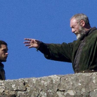Los actores Kit Harington, como Jon Nieve,  y Liam Cunningham, Lord Davos Seaworth  en el rodaje de 'Juego de tronos' en San Juan de Gaztelugatxe.-Inaki Andres