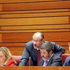 Luis Fuentes conversa en una sesión de Cortes con Manuel Mitadiel.-ICAL