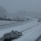 La autovía A6 cortada por el temporal de nieve a su paso por la localidad de Bembibre (León)