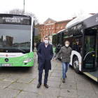 El alcalde de Valladolid, Óscar Puente, y el concejal de Movilidad y Espacio Urbano, Luis Vélez, presentan los nuevos autobuses que se incorporan a la flota de Auvasa. - ICAL