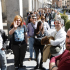 Cientos  de vallisoletanos hacieron cola ayer en las inmediaciones del teatro Calderón  para el  casting de la serie ‘Magi’ que se rodará en Valladolid entre el 24 de mayo y el 1 de junio.-J. M. LOSTAU