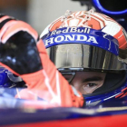 Marc Márquez se enfunda los guantes en el interior del Red Bull F-1, hoy, en Spielberg (Austria).-AFP / ERWIN SCHERIAU