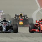 Instante en que Raikkonen adelanta con su Ferrari al Mercedes de Hamilton.-
