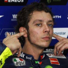 Valentino Rossi, de Yamaha, en el garaje de su equipo durante la segunda serie de entrenamientos en Sepang, este lunes.-Foto: EFE / FAZRY ISMAIL