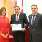 El consejero de Sanidad, Antonio María Sáez Aguado, recoge el premio Best in Class a la mejor gestión hospitalaria.-ICAL