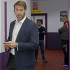 Suárez sale del vestuario del Real Valladolid tras comunicar a Garitano su destitución.-J. M. Lostau