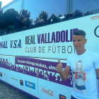 Igor Lichnovsky posa ante el autocar del Real Valladolid tras llegar a Melgaço.-REAL VALLADOLID