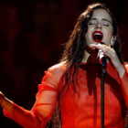 Rosalía, durante su actuación.-REUTERS / MARCELO DEL POZO