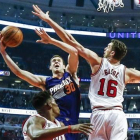 El jugador de los Bulls Pau Gasol intentando realizar un tapón en el duelo ante los Suns-