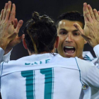 Cristiano Ronaldo celebra con Bale un gol frente al Borussia Dortmund.-AFP / PATRIK STOLLARZ