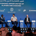 Ronaldo, flanqueado por Matuidi y Deschamps en el Congreso de los Globe Soccer en Dubai.-MARCO ALPOZZI / AFP-PHOTO