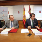El consejero de Fomento y Medio Ambiente, Juan Carlos Suárez-Quiñones, firma un protocolo de colaboración con los rectores de las universidades públicas de Burgos, León y Valladolid en materia de gestión medioambiental.-ICAL