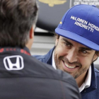 Fernando Alonso bromea con Michael Andretti, el propietario de la escuderia para la que mañana correrá las 500 Millas de Indianápolis.-APA / DARRON CUMMINGS