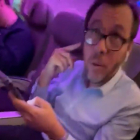 Óscar Puente, en el avión en el momento de ser increpado.-@wallstwolverine