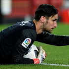 Sergio Rico, portero estrella del Sevilla.-AFP / CRISTINA QUICLER