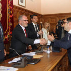 El recién elegido alcalde de Palencia, Alfonso Polanco, recibe el bastón de mando de manos del concejal de mayor edad, el socialista Jesús Merino.-Ical