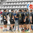 Los jugadores del BM Atlético Valladolid junto a su entrenador, Nacho González, durante un partido-LOF