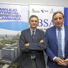 Antonio Sáez,  junto al director del IBSAL, Rogelio González Sarmiento, durante su visita al Instituto.-ICAL