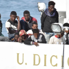 Inmigrantes sobre la cubierta del Diciotti, el pasado junio.-ORIETTA SCARDINO