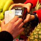 Una persona paga una compra de productos de alimentación con una tarjeta de crédito.