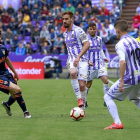 Borja avanza con el balón en el partido Real Valladolid-Valencia.-J. M. LOSTAU