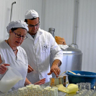 Raquel Arranz junto a su marido durante el proceso de llenado del yogur para, posteriormente, someterlo a la incubadora.-L. P.