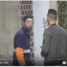 Captura del vídeo de la agresión al youtuber MrGranBomba por parte de un repartidor al que llamó caranchoa.-EL PERIÓDICO