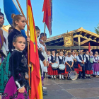 Los diferentes grupos participantes en el acto de bienvenida por el Ayuntamiento al Festival de folclore del municipio vallisoletano de Simancas.-E.M.