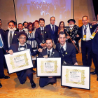 Fernando Mayoral, Javier Mayoral y Diego González ayer, con sus diplomas acreditativos, en la gala de entrega de premios del Certamen de Sumilleres.-J.M. LOSTAU